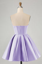 Lindo vestido de fiesta fucsia corto con escote en forma de A y corsé con cuentas