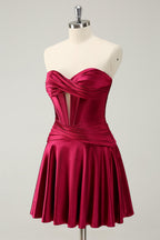 Hermoso vestido de fiesta fucsia con escote en forma de A, corsé cruzado y volantes