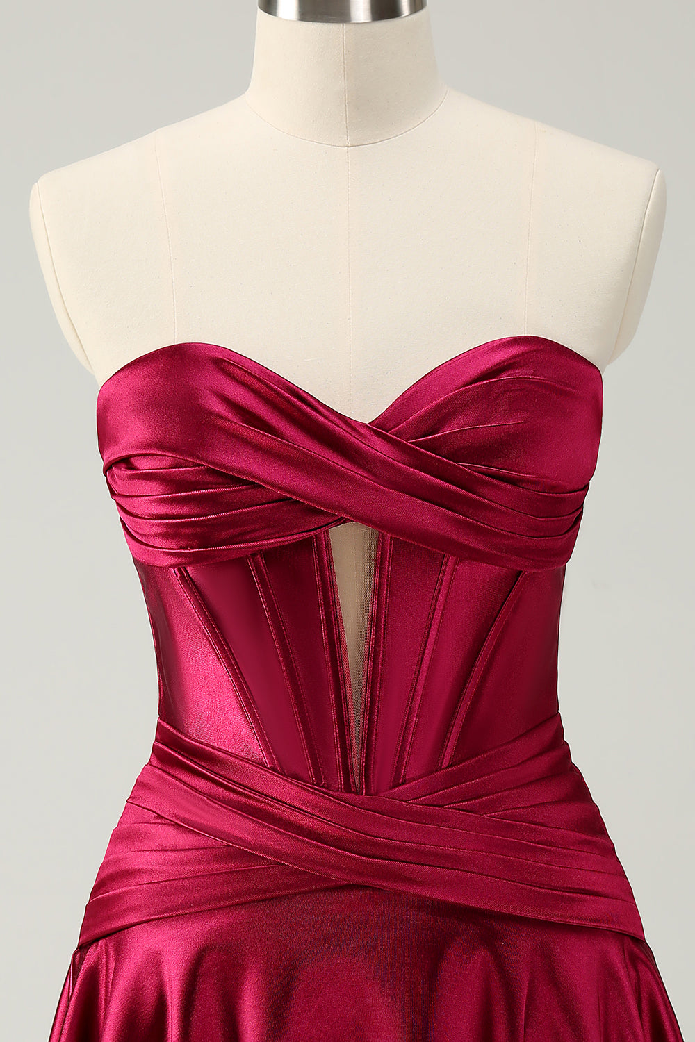 Hermoso vestido de fiesta fucsia con escote en forma de A, corsé cruzado y volantes