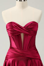 Hermoso vestido de fiesta fucsia con escote en forma de A, corsé cruzado y volantes