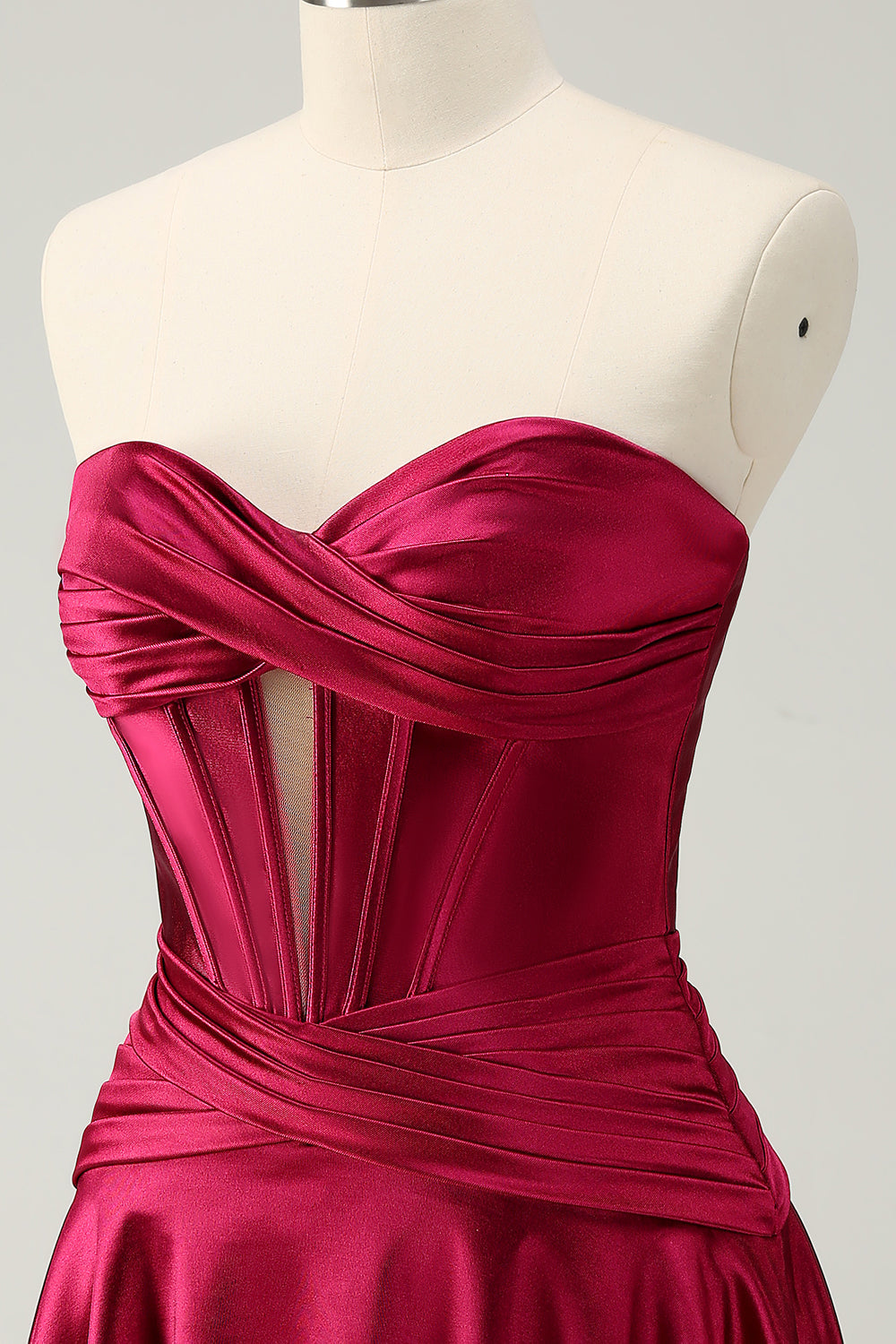 Hermoso vestido de fiesta fucsia con escote en forma de A, corsé cruzado y volantes