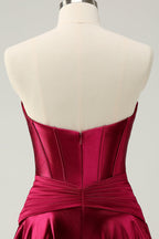 Hermoso vestido de fiesta fucsia con escote en forma de A, corsé cruzado y volantes