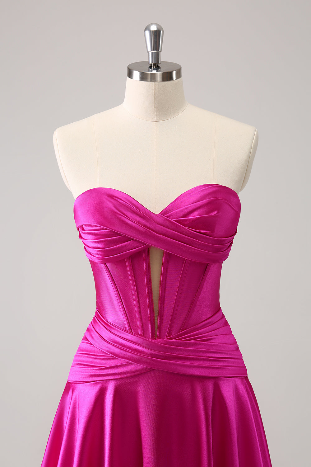 Hermoso vestido de fiesta fucsia con escote en forma de A, corsé cruzado y volantes
