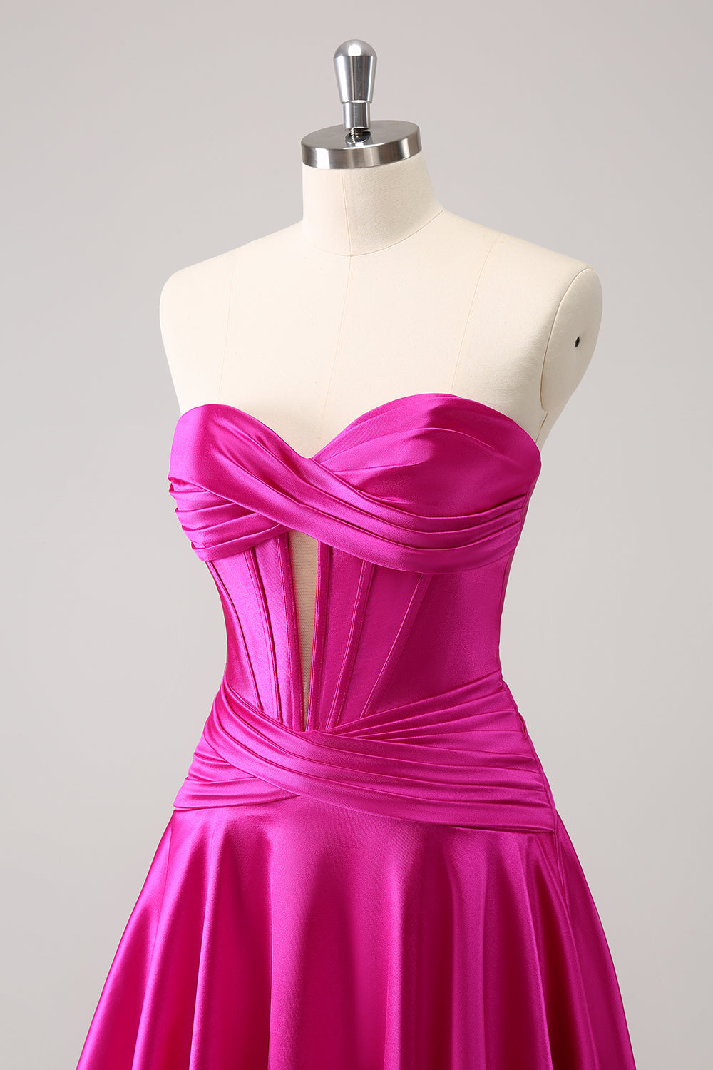 Hermoso vestido de fiesta fucsia con escote en forma de A, corsé cruzado y volantes