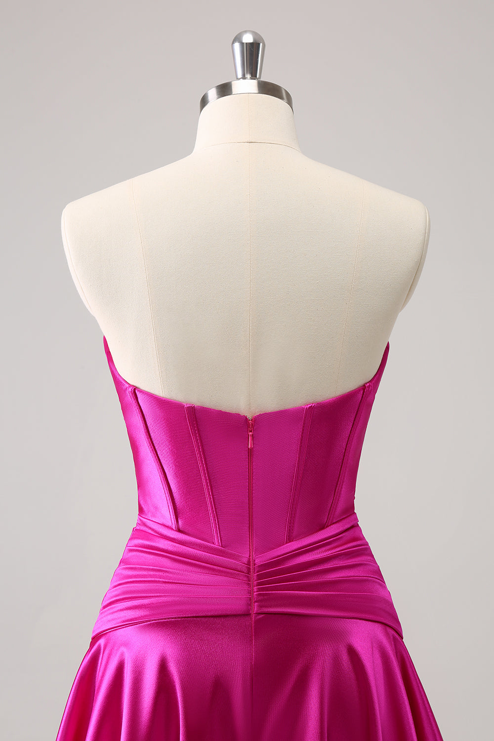 Hermoso vestido de fiesta fucsia con escote en forma de A, corsé cruzado y volantes