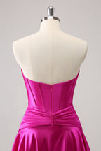 Hermoso vestido de fiesta fucsia con escote en forma de A, corsé cruzado y volantes