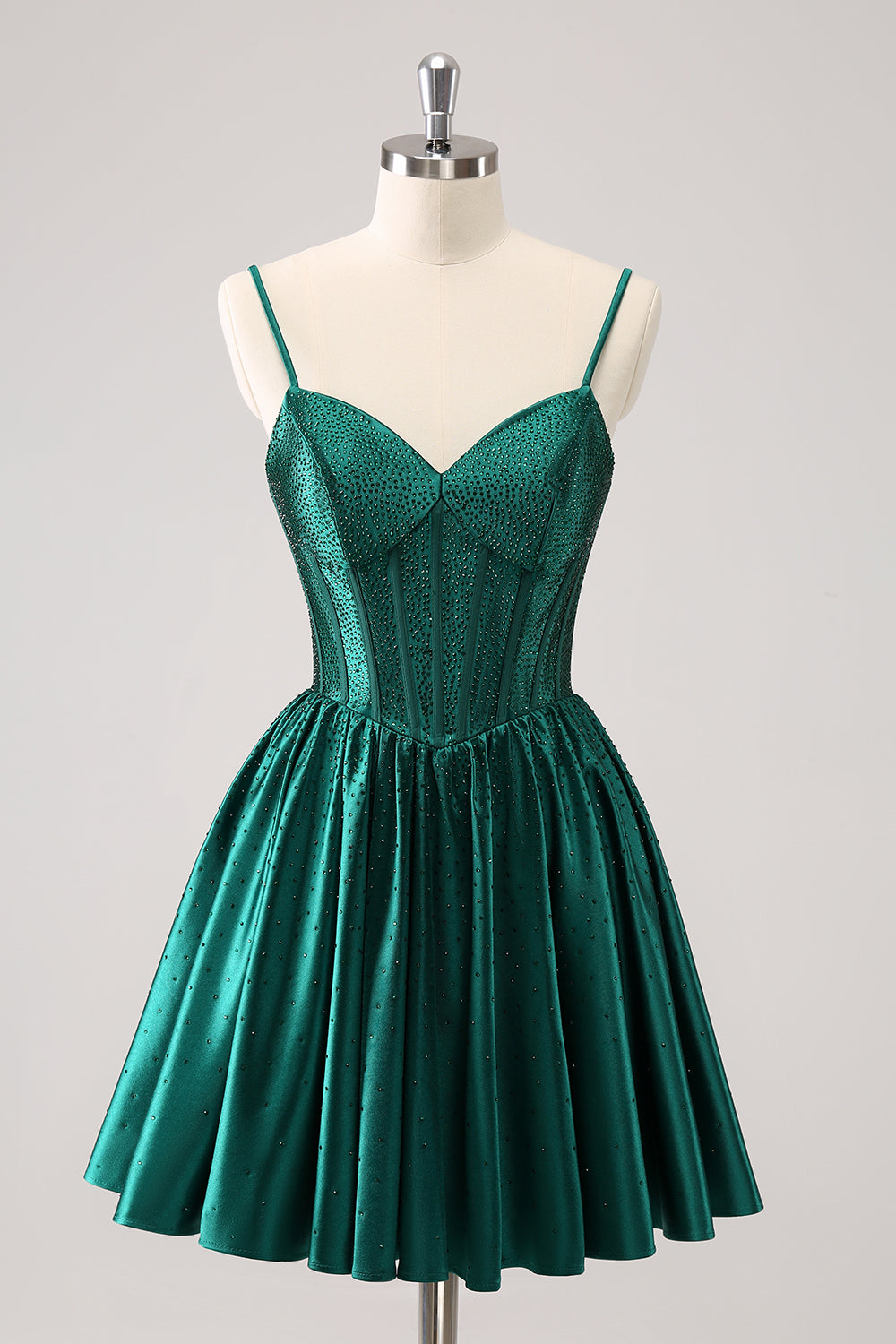 Vestido corto verde oscuro con tirantes finos, volantes y corsé para fiesta de bienvenida con cuentas