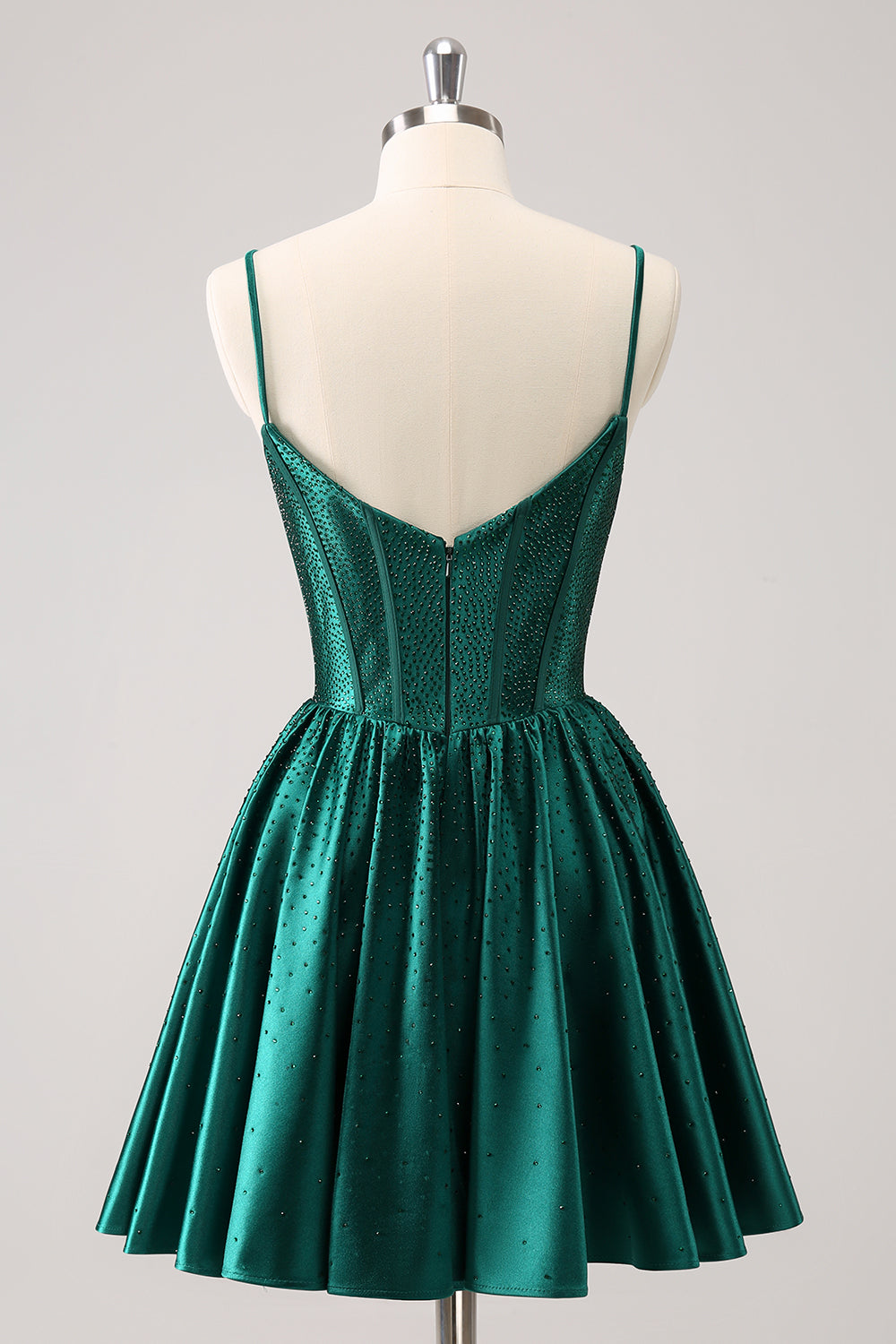 Vestido corto verde oscuro con tirantes finos, volantes y corsé para fiesta de bienvenida con cuentas