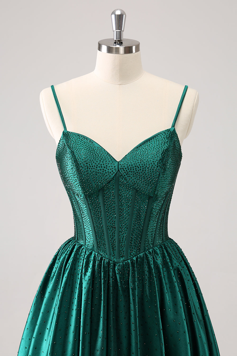 Vestido corto verde oscuro con tirantes finos, volantes y corsé para fiesta de bienvenida con cuentas