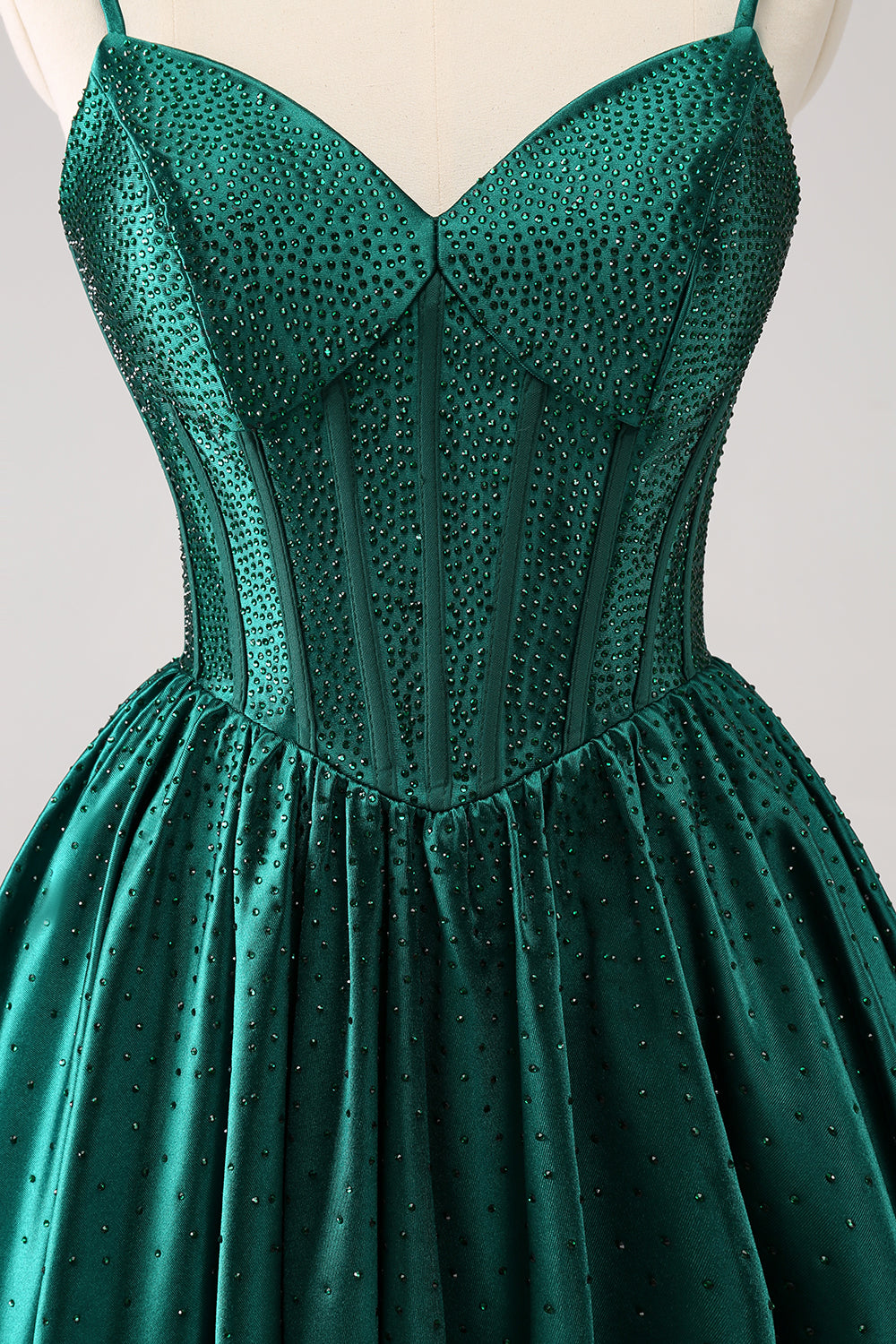 Vestido corto verde oscuro con tirantes finos, volantes y corsé para fiesta de bienvenida con cuentas