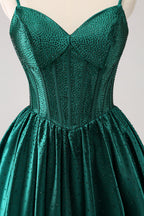 Vestido corto verde oscuro con tirantes finos, volantes y corsé para fiesta de bienvenida con cuentas