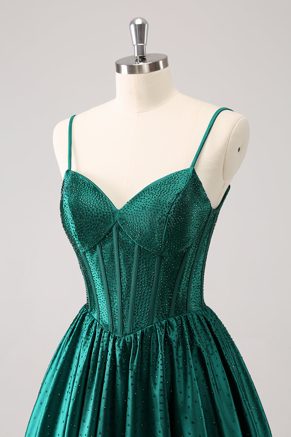 Vestido corto verde oscuro con tirantes finos, volantes y corsé para fiesta de bienvenida con cuentas