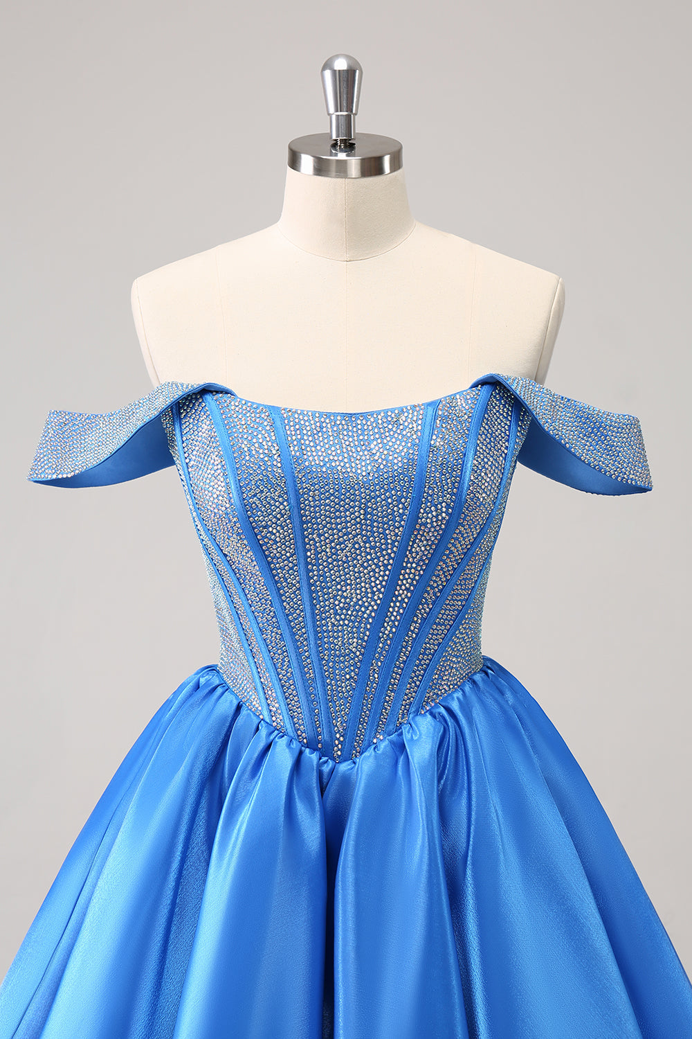 Hermoso vestido de fiesta azul con corsé, corte A, hombros descubiertos y cuentas