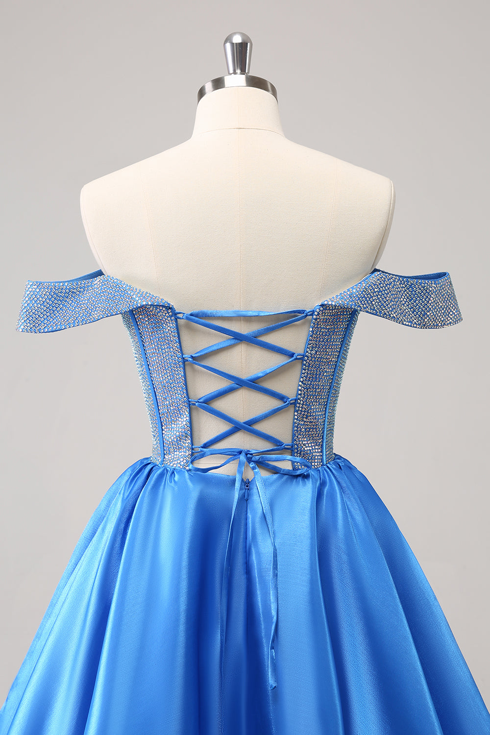 Hermoso vestido de fiesta azul con corsé, corte A, hombros descubiertos y cuentas