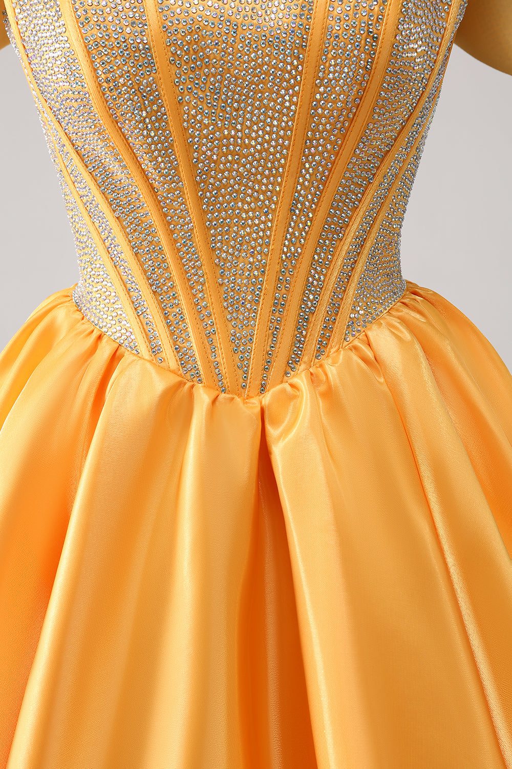 Hermoso vestido de fiesta azul con corsé, corte A, hombros descubiertos y cuentas