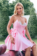 Hermoso vestido de fiesta rosa con volantes, corsé de cuentas, sin tirantes y lazos.