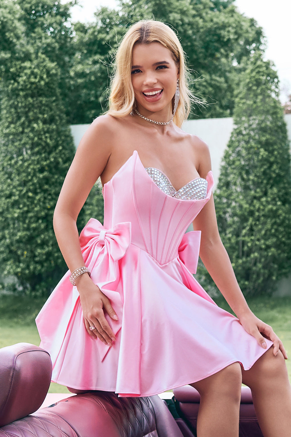 Hermoso vestido de fiesta rosa con volantes, corsé de cuentas, sin tirantes y lazos.