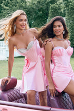 Hermoso vestido de fiesta rosa con volantes, corsé de cuentas, sin tirantes y lazos.