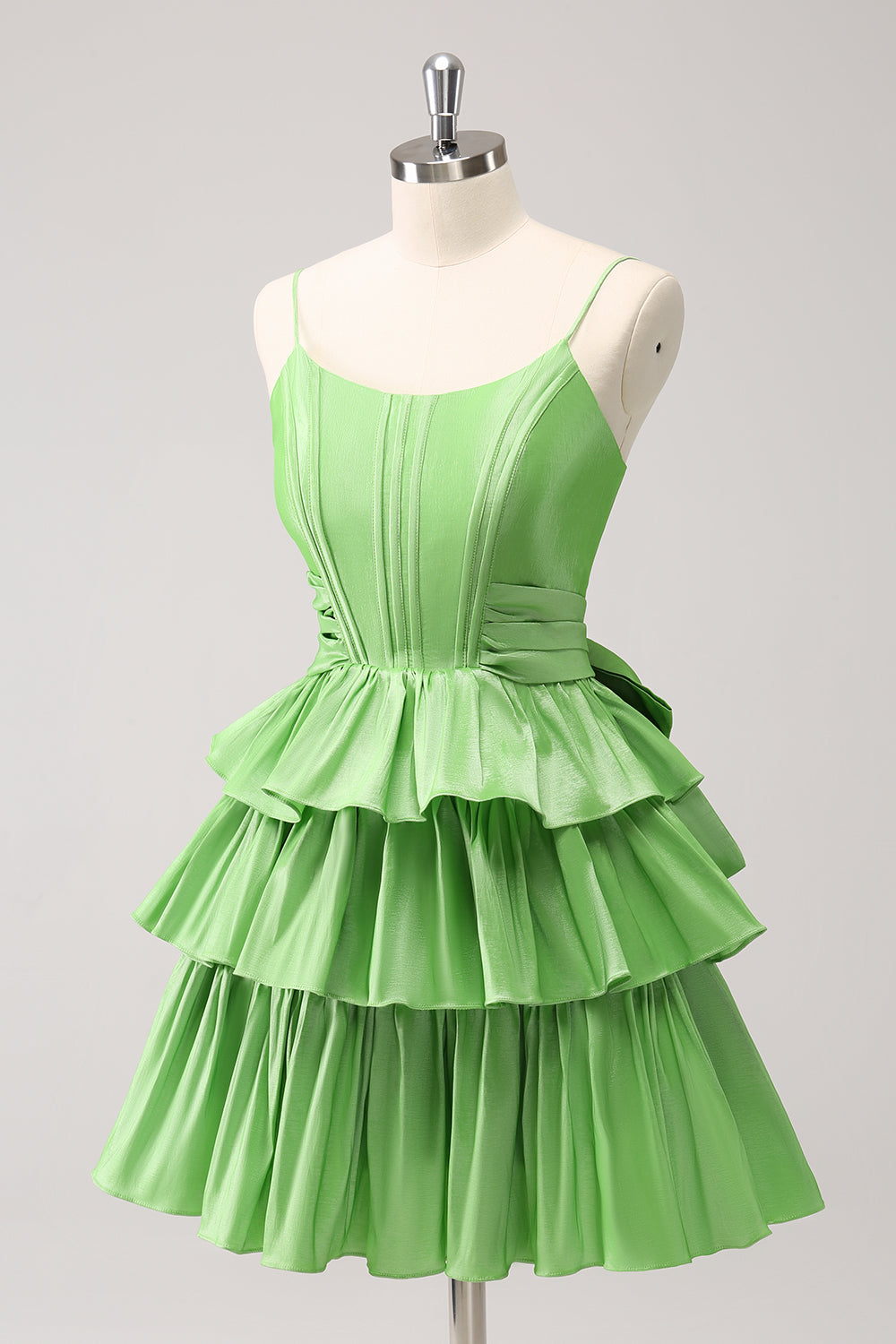 Vestido de fiesta verde bonito con escote en A, tirantes finos, corsé, volantes escalonados y lazo