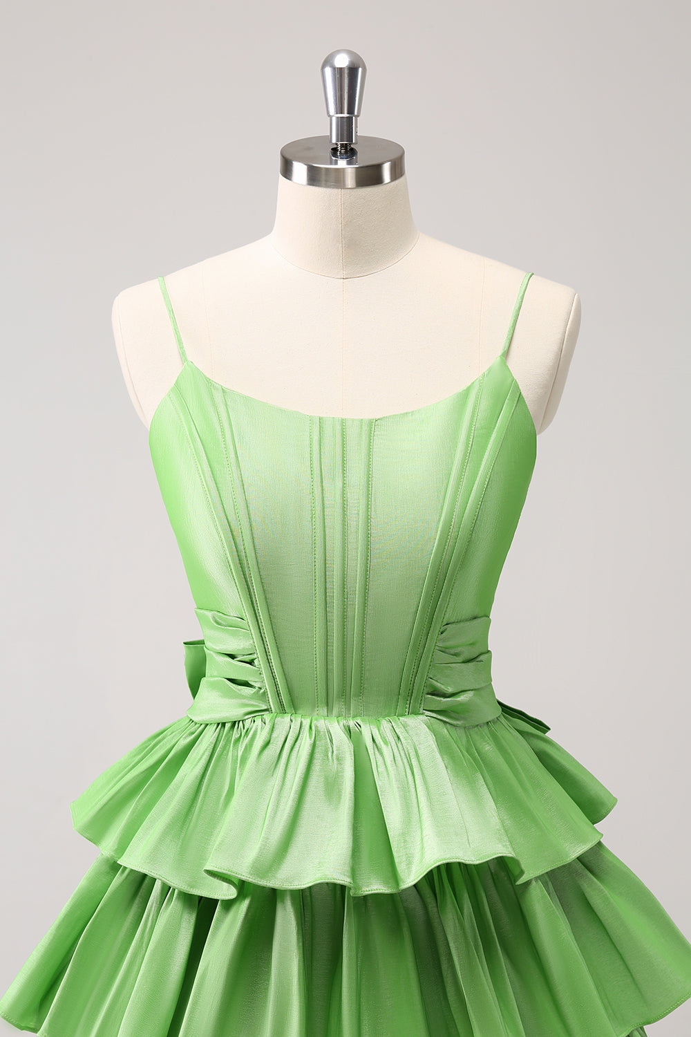 Vestido de fiesta verde bonito con escote en A, tirantes finos, corsé, volantes escalonados y lazo