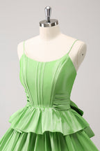 Vestido de fiesta verde bonito con escote en A, tirantes finos, corsé, volantes escalonados y lazo