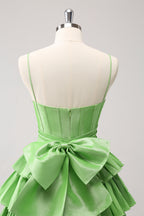 Vestido de fiesta verde bonito con escote en A, tirantes finos, corsé, volantes escalonados y lazo