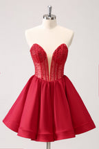 Hermoso vestido rojo de fiesta con volantes, corsé sin tirantes y cuentas