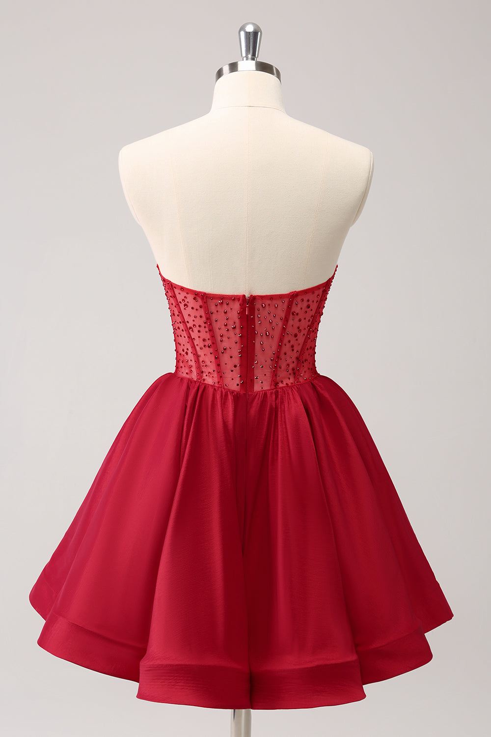 Hermoso vestido rojo de fiesta con volantes, corsé sin tirantes y cuentas