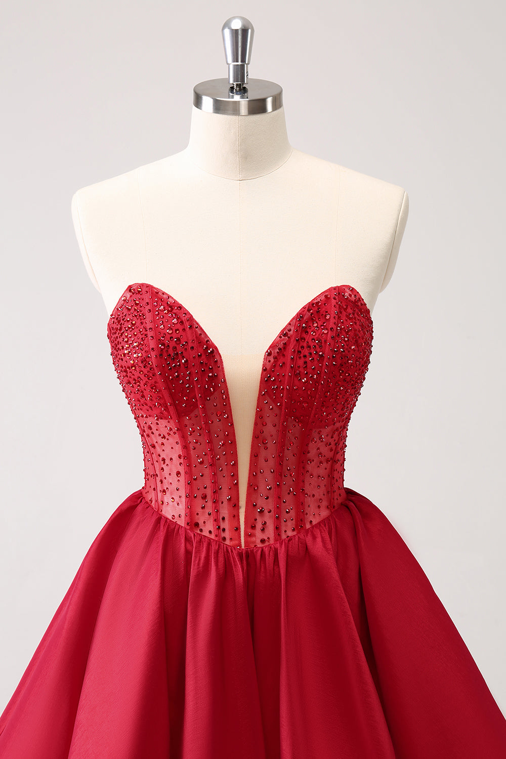 Hermoso vestido rojo de fiesta con volantes, corsé sin tirantes y cuentas