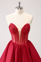 Hermoso vestido rojo de fiesta con volantes, corsé sin tirantes y cuentas