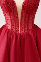 Hermoso vestido rojo de fiesta con volantes, corsé sin tirantes y cuentas