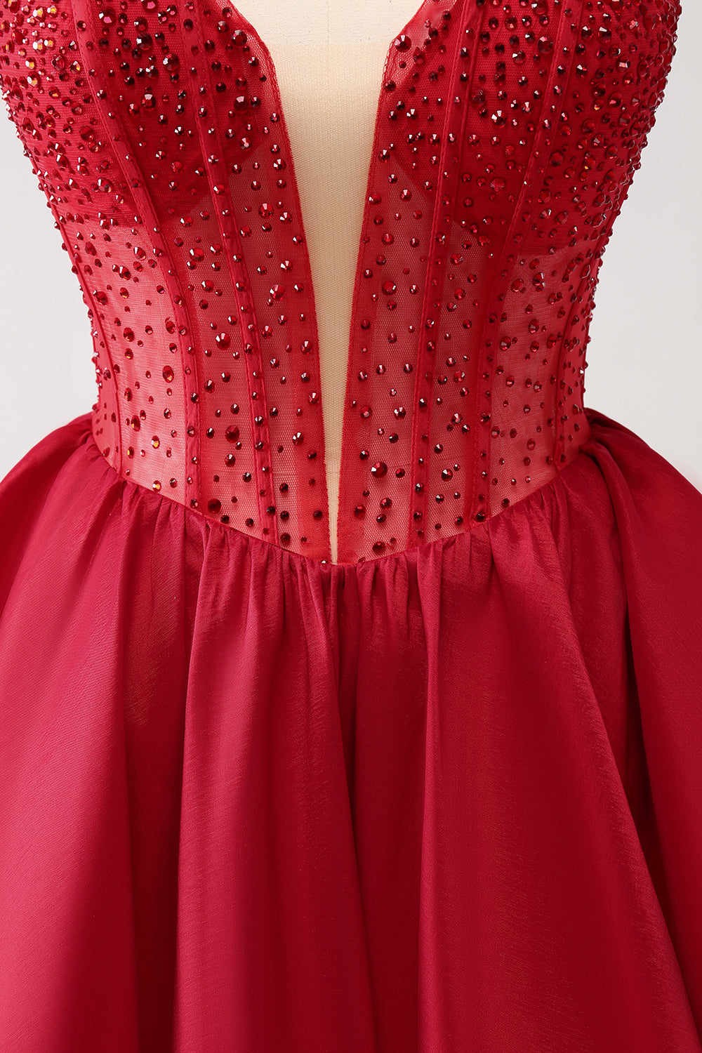 Hermoso vestido rojo de fiesta con volantes, corsé sin tirantes y cuentas