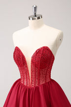 Hermoso vestido rojo de fiesta con volantes, corsé sin tirantes y cuentas