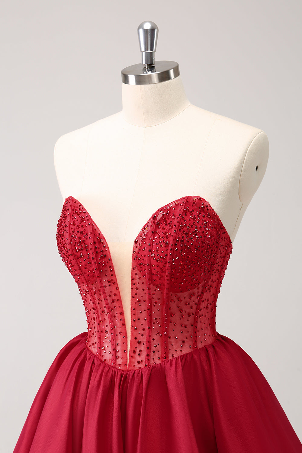 Hermoso vestido rojo de fiesta con volantes, corsé sin tirantes y cuentas
