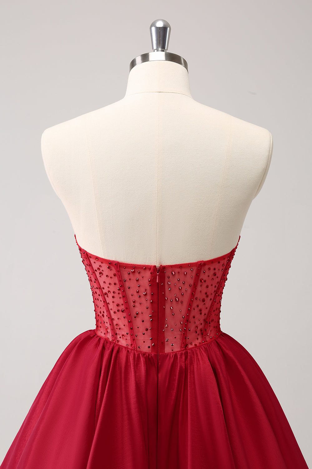 Hermoso vestido rojo de fiesta con volantes, corsé sin tirantes y cuentas