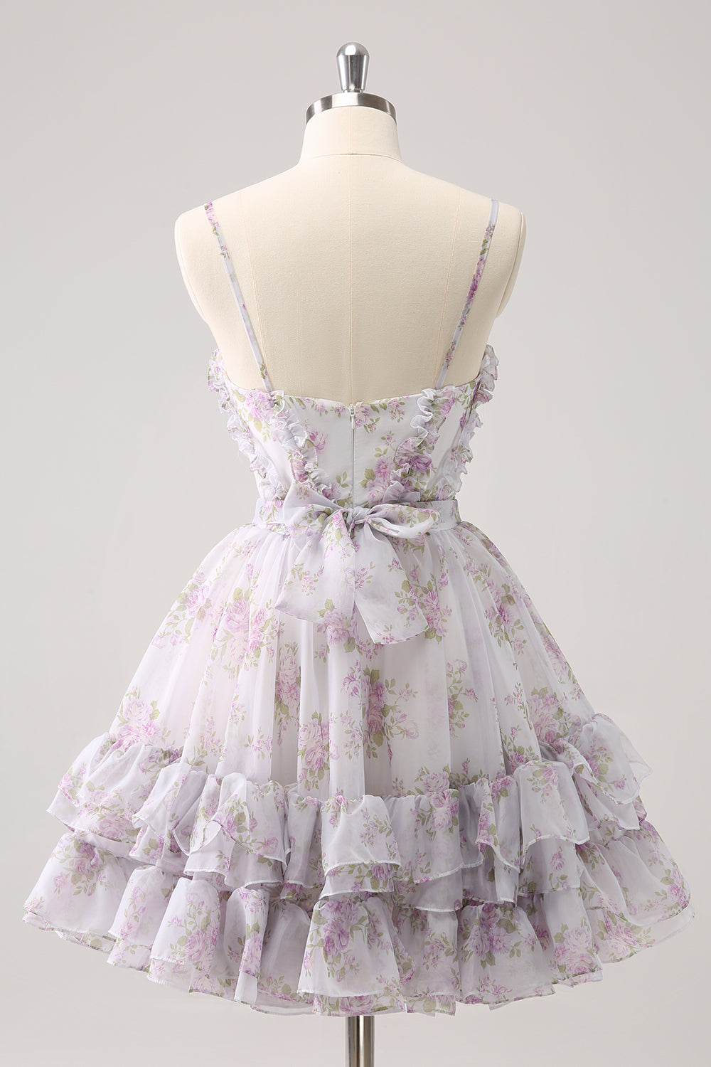 Hermoso vestido de fiesta lila con corte en A, estampado escalonado, floral y volantes