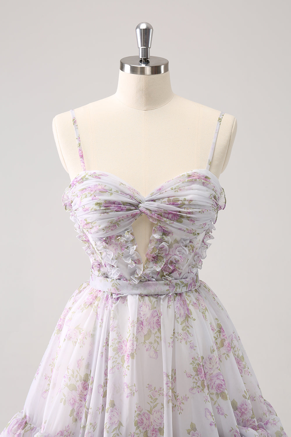 Hermoso vestido de fiesta lila con corte en A, estampado escalonado, floral y volantes