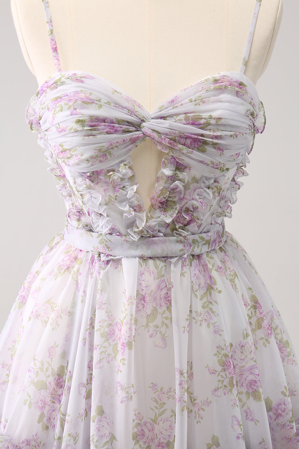 Hermoso vestido de fiesta lila con corte en A, estampado escalonado, floral y volantes
