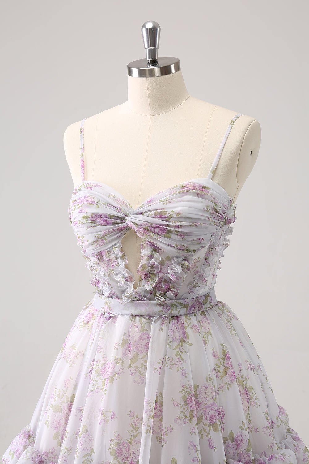 Hermoso vestido de fiesta lila con corte en A, estampado escalonado, floral y volantes