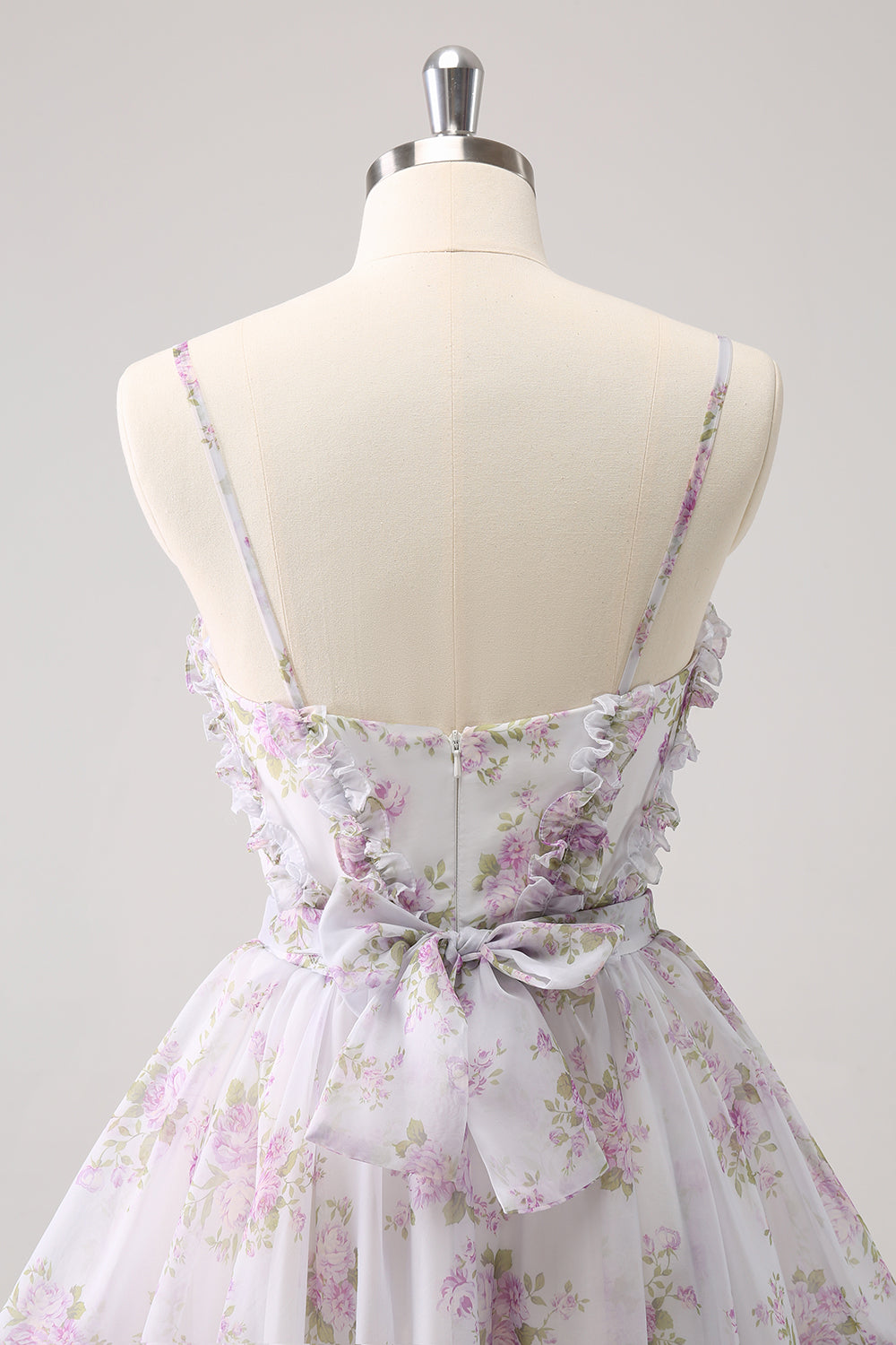 Hermoso vestido de fiesta lila con corte en A, estampado escalonado, floral y volantes