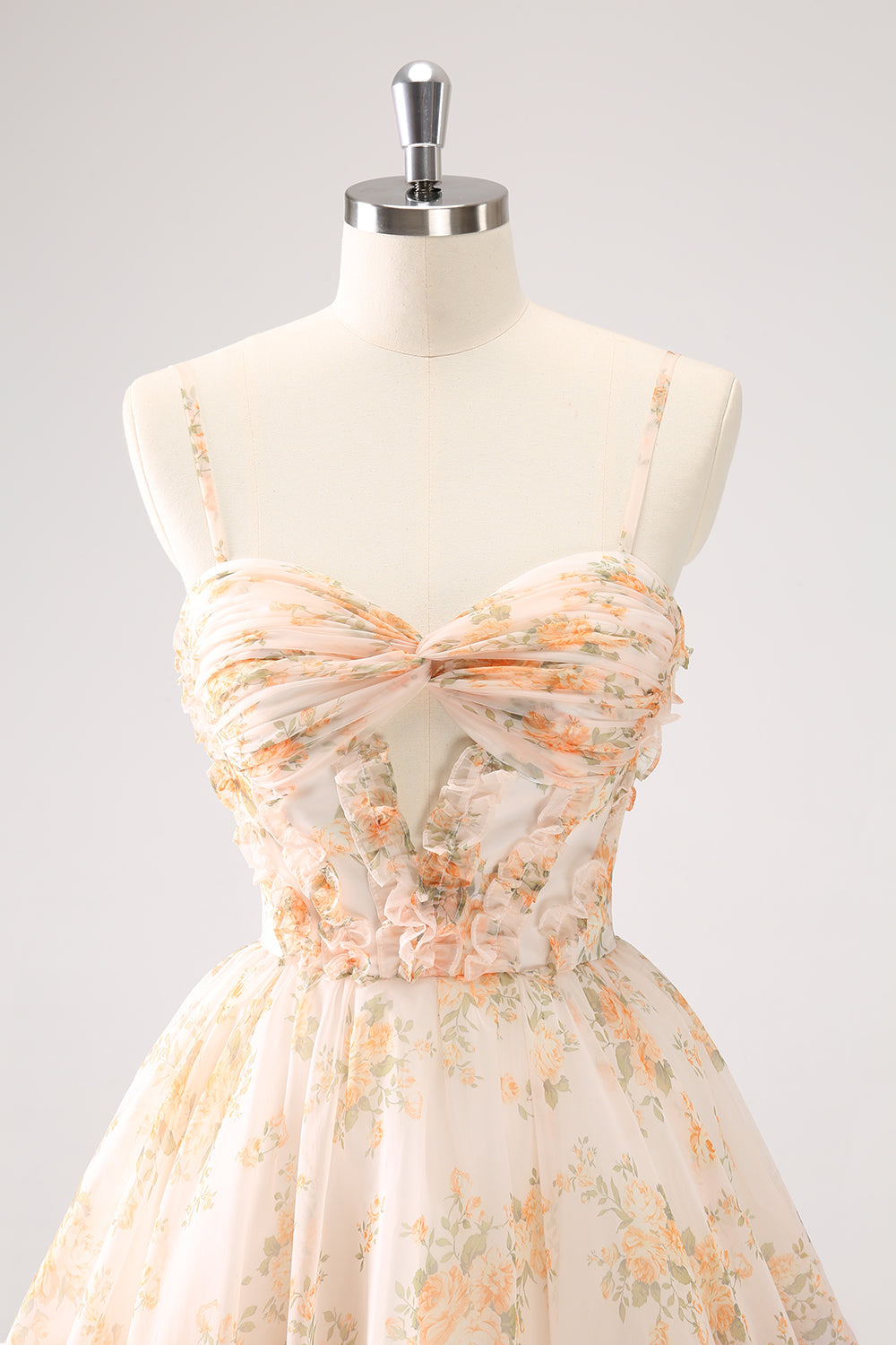 Hermoso vestido de fiesta lila con corte en A, estampado escalonado, floral y volantes