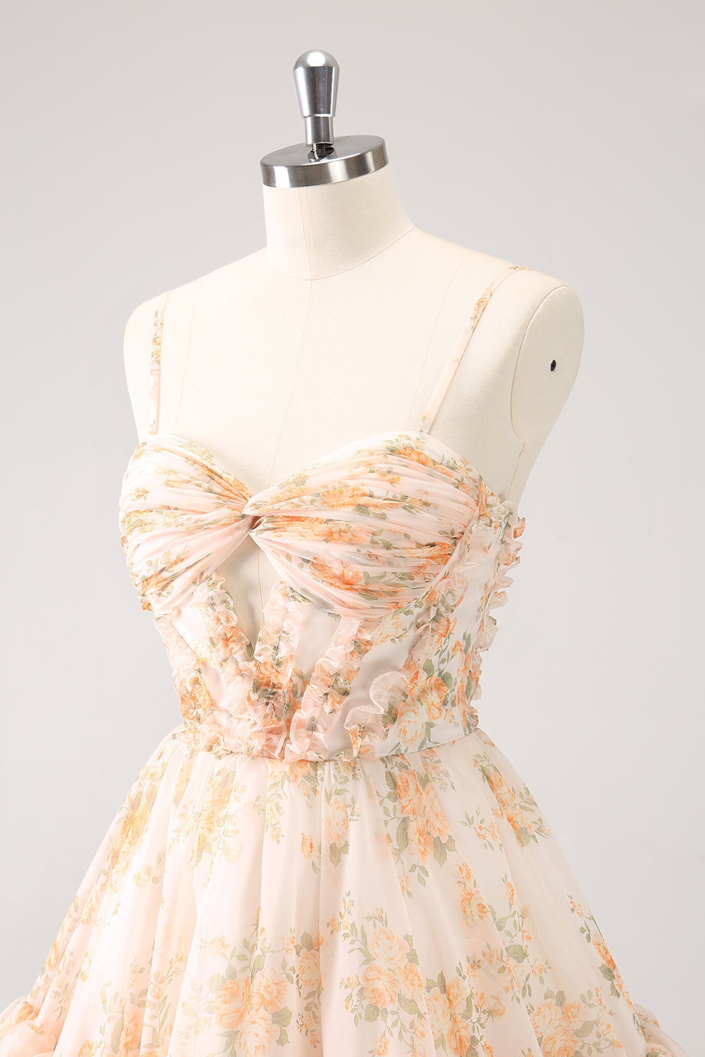 Hermoso vestido de fiesta lila con corte en A, estampado escalonado, floral y volantes