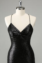 Schwarzes, figurbetontes, kurzes Homecoming-Kleid mit Spaghettiträgern und Pailletten und Schnürung am Rücken