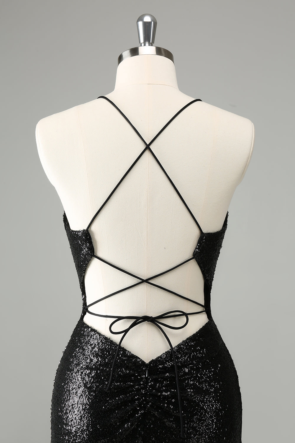 Schwarzes, figurbetontes, kurzes Homecoming-Kleid mit Spaghettiträgern und Pailletten und Schnürung am Rücken