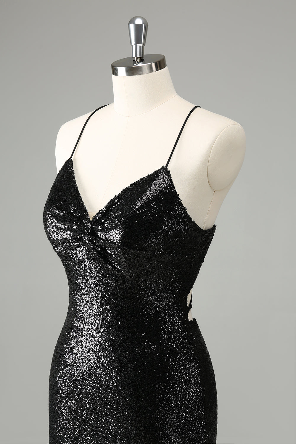 Schwarzes, figurbetontes, kurzes Homecoming-Kleid mit Spaghettiträgern und Pailletten und Schnürung am Rücken