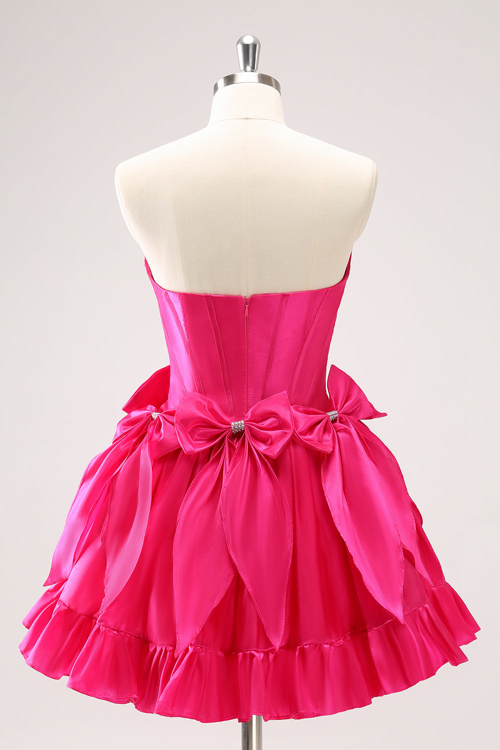 Hermoso vestido de fiesta fucsia de corte A, sin tirantes, con corsé, volantes, cuentas y lazos