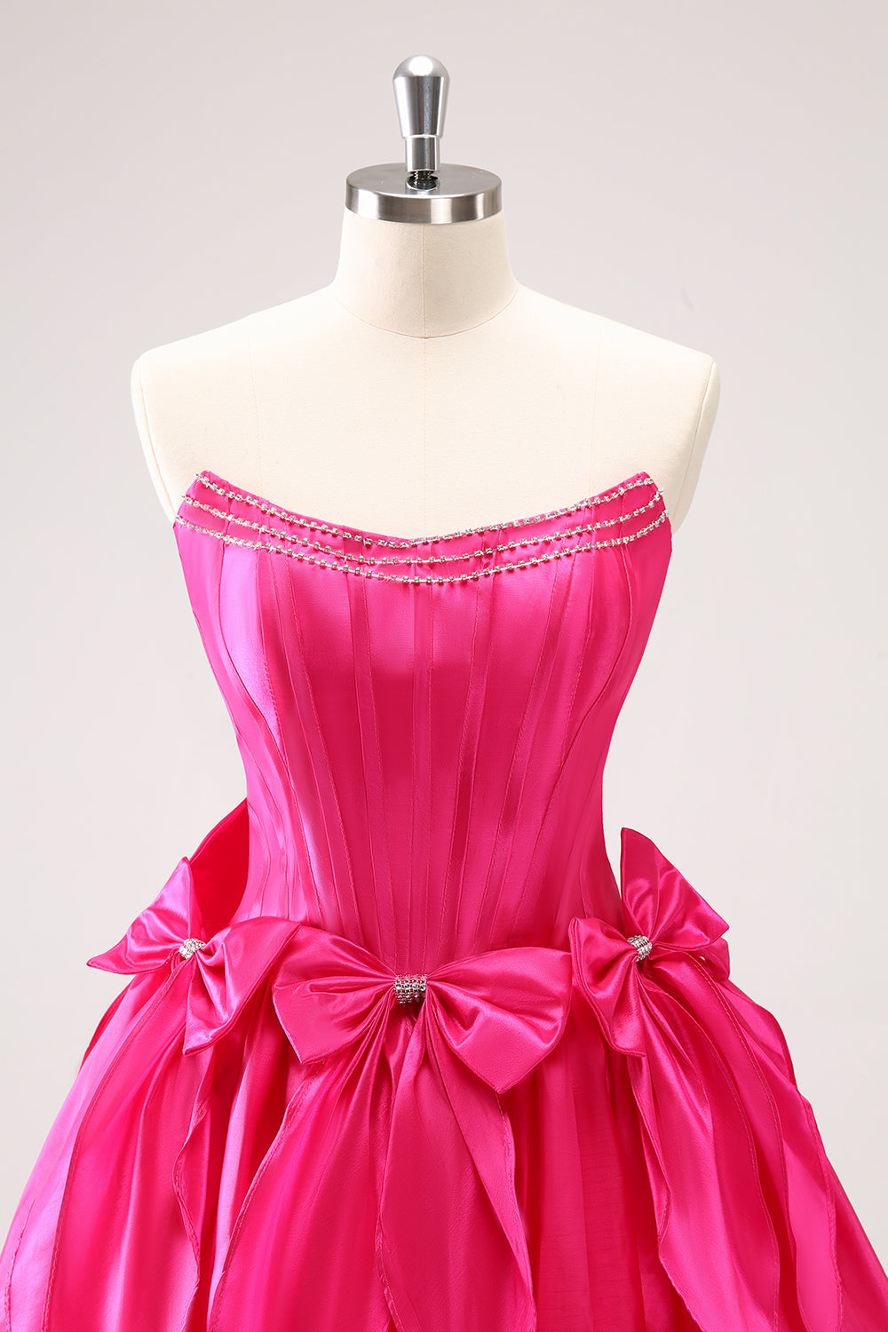 Hermoso vestido de fiesta fucsia de corte A, sin tirantes, con corsé, volantes, cuentas y lazos