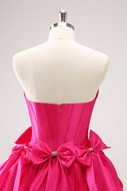 Hermoso vestido de fiesta fucsia de corte A, sin tirantes, con corsé, volantes, cuentas y lazos