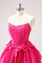 Hermoso vestido de fiesta fucsia de corte A, sin tirantes, con corsé, volantes, cuentas y lazos