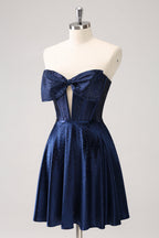 Hermoso vestido de fiesta azul marino de corte A sin tirantes, con corsé calado, cuentas y lazo